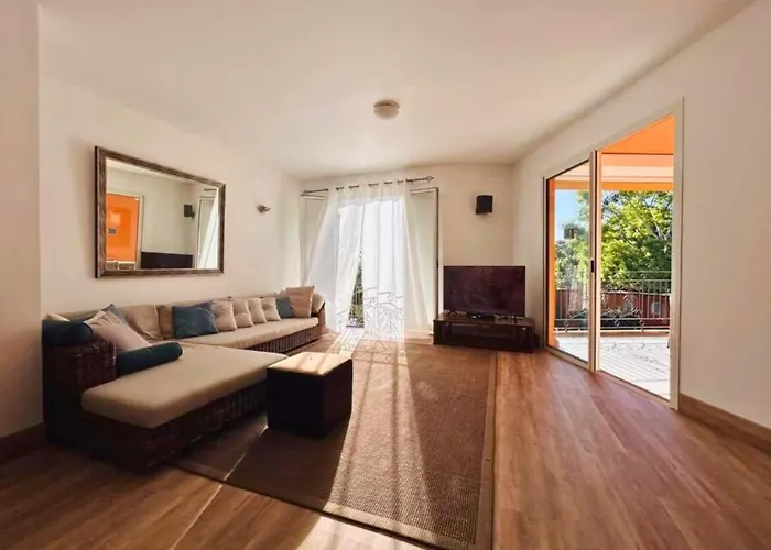 Scenic Riverfront 2 Bedroom Villa In Port Chambly