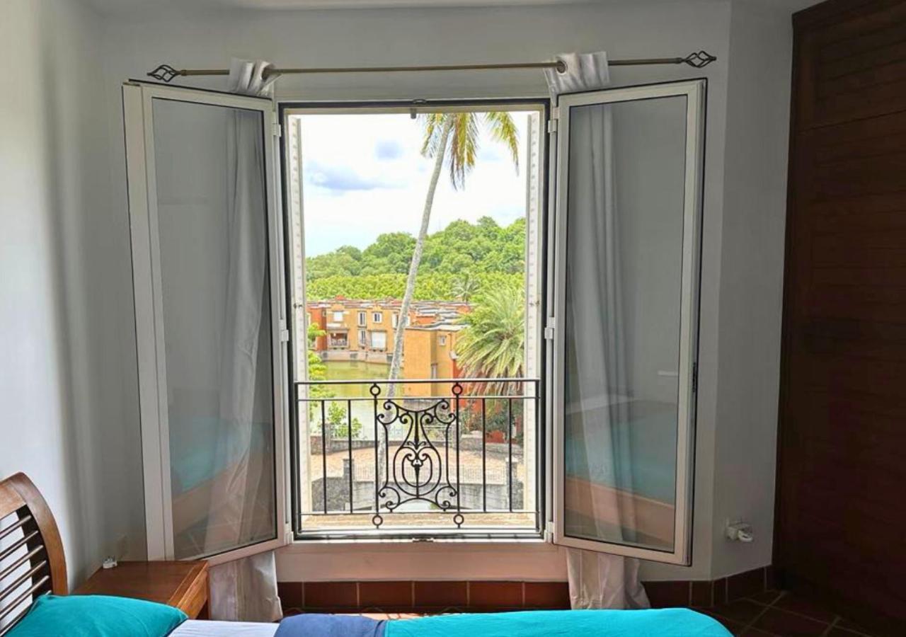 Scenic Riverfront 2 Bedroom In Port Chambly Villa